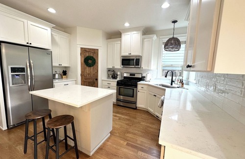 South Gateway House | Charming 4-bedroom house with AC and WiFi in delightful Salem