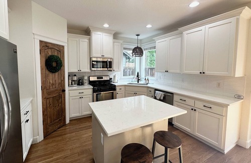 South Gateway House | Charming 4-bedroom house with AC and WiFi in delightful Salem