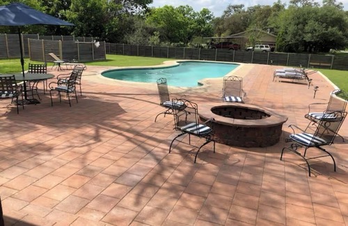Buda House | Charming 4-Bedroom retreat with Expansive Pool & Firepit Space