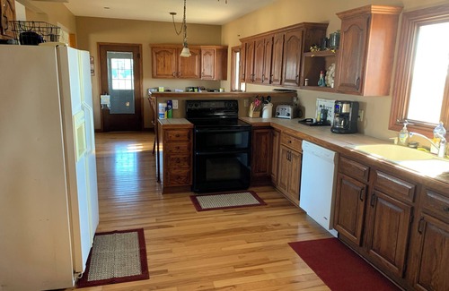 Michael Cabin | Charming 4-bedroom Sleeps 10 lodge with AC and WiFi in welcoming Nebo
