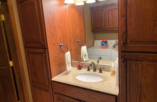Michael Cabin | Charming 4-bedroom Sleeps 10 lodge with AC and WiFi in welcoming Nebo