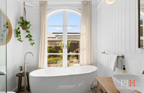 Newhaven House | Charming 4 BR Cottage Retreat