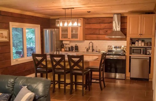 Kearney Cabin | Charming 4 season log cabin near Algonquin Park