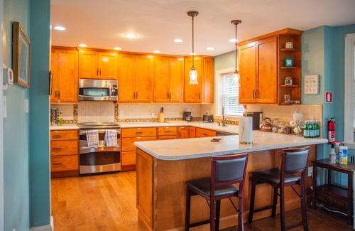 Drexel Hill House | Charming 4bdrooms I 2.5 bath I Free Parking I 1 block from Wedding Venue