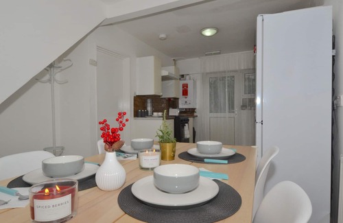 The Westside House | Charming 5-bed House in City Center and Car Park