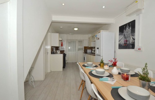 The Westside House | Charming 5-bed House in City Center and Car Park
