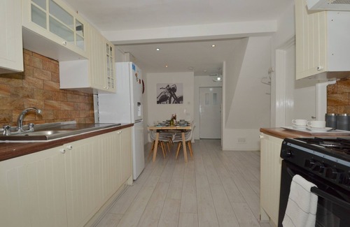 The Westside House | Charming 5-bed House in City Center and Car Park