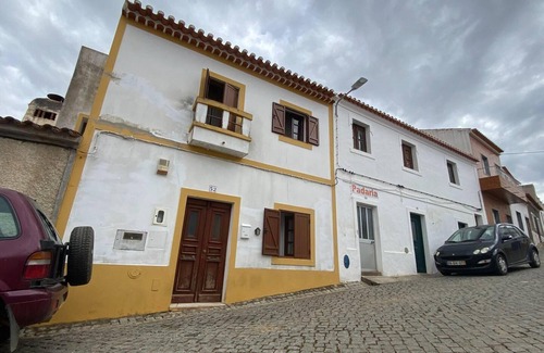 Mourao House | Charming 5-bed House in Granja