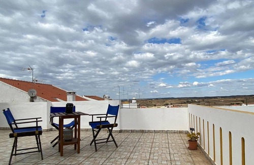 Mourao House | Charming 5-bed House in Granja