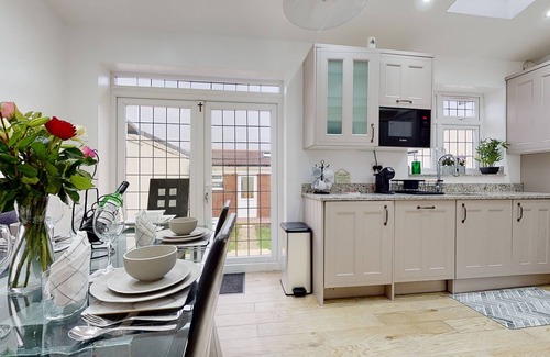 Chadwell House | Charming 5-bed House in Romford