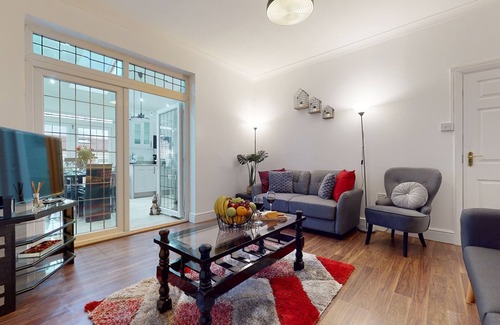 Chadwell House | Charming 5-bed House in Romford