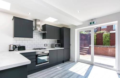 Coventry House | Charming 5 Bedroom 5 Bathroom House Great Location Free Parking Fast WiFi