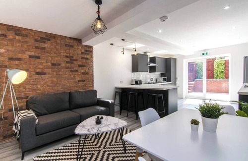 Coventry House | Charming 5 Bedroom 5 Bathroom House Great Location Free Parking Fast WiFi