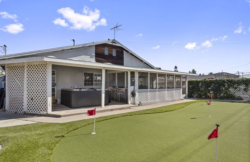 Glendora House | Charming 5 bedroom with a putting green