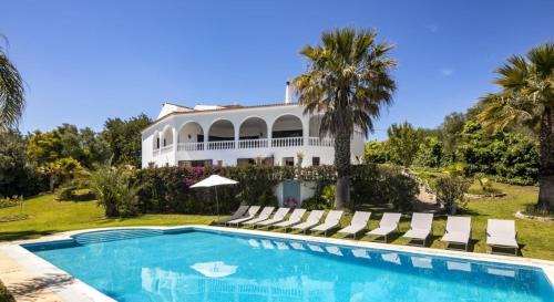 Poco Barreto Villa | Charming Algarve Villa Villa Quinta Luz 9 Bedrooms Large Pool & Snooker Table Silves