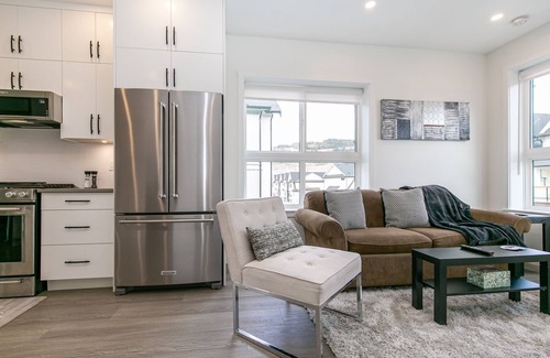 Langford House | Charming and bright Townhouse near Lanford Lake