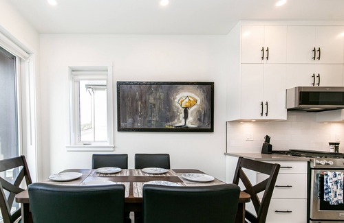 Langford House | Charming and bright Townhouse near Lanford Lake