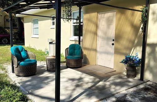 Lake Maggiore Shore House | Charming and cozy 1-BR/1-BA private guest unit in beautiful St. Petersburg