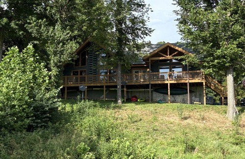 Doniphan Cabin | Charming and spacious 7-bedroom cabin with many accomodations on Current River.