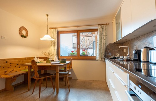 Santa Valburga Apartment | Charming Apartment “Panorama Raffeinhof” with Lake View, Balcony, Terrace & Garden