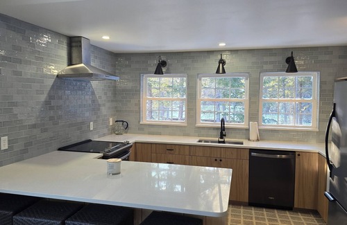 West Enfield Apartment | Charming apartment with 1 bedroom and AC, WiFi in Enfield. Lake views!