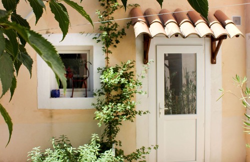 Goudargues Apartment | Charming Apartments in the Mas de Soleil (Gîte "Nostalgie")