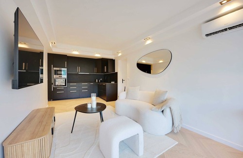 Suresnes Apartment | Charming Apt with AC & balcony