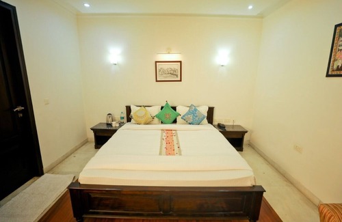 Basai House | Charming B&B with WiFi and AC in Wise Villa Agra 4