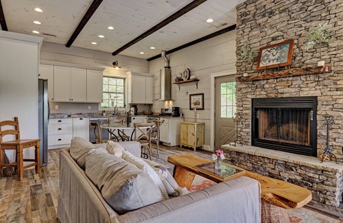 Cullowhee House | Charming Barndominium - 5 minutes from lake access and hiking trail - PAZ Place
