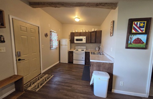 Fulton Cottage | Charming barnyard cottage offers a peacful retreat for those looking to get away