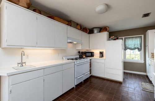Bay Area House | Charming Bay House, Located off Ocean Dr, Porches & Large Gardens