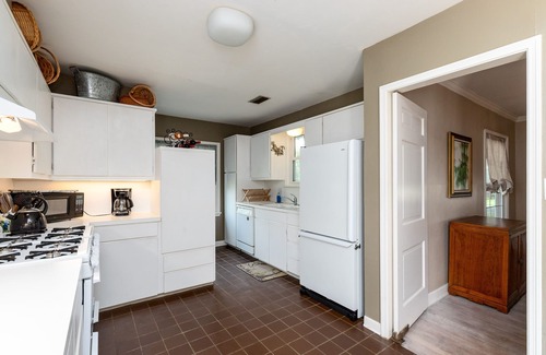 Bay Area House | Charming Bay House, Located off Ocean Dr, Porches & Large Gardens