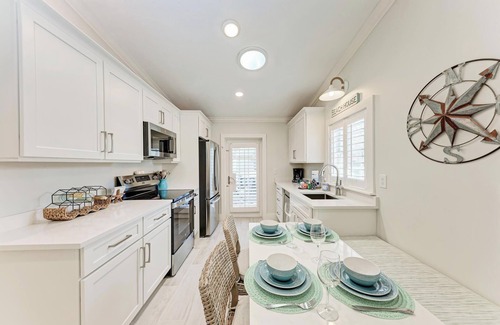 Holmes Beach Condo | Charming Beachside Condo – Palm Isle Village | Island Real Estate