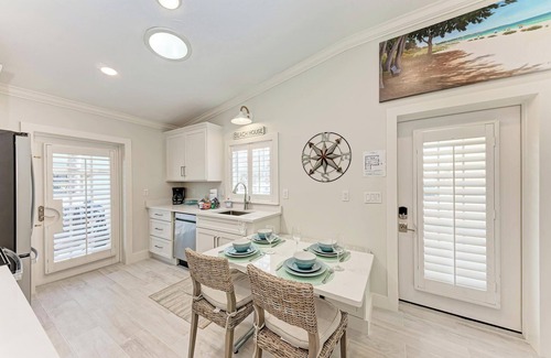Holmes Beach Condo | Charming Beachside Condo – Palm Isle Village | Island Real Estate
