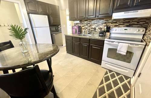 Pontiac House | “Charming Beauty” cozy/modern home- min from Great Lakes Mall/entertainment/food