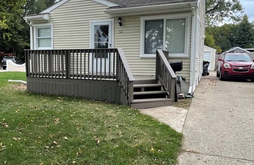 Pontiac House | “Charming Beauty” cozy/modern home- min from Great Lakes Mall/entertainment/food