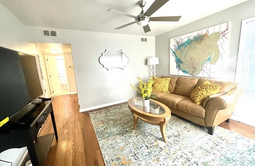 Pontiac House | “Charming Beauty” cozy/modern home- min from Great Lakes Mall/entertainment/food