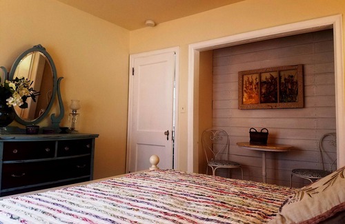 Northfield Bed & Breakfast | Charming bed & breakfast in lovely Northfield with WiFi, AC
