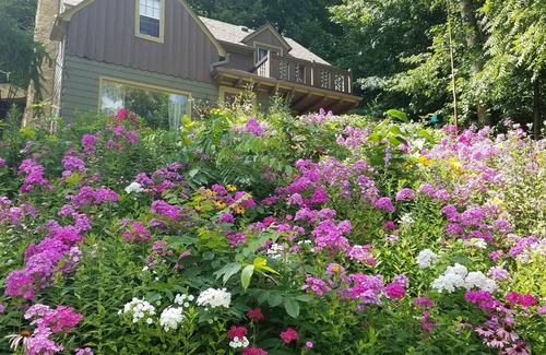 Northfield Bed & Breakfast | Charming bed & breakfast in lovely Northfield with WiFi, AC