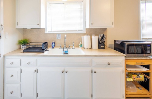 Belleville Apartment | Charming Belleville 1 Bed Pets OK, Parking, Laundry, Fios, Safe, Dog Park Nearby