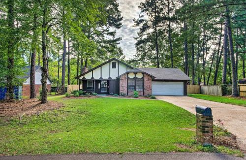 Flowood House | Charming Brandon Home with Deck, Charcoal Grill