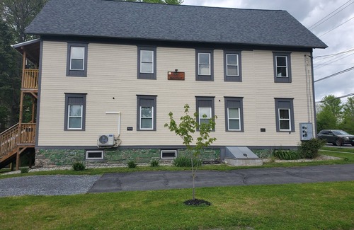 Whitehall House | Charming building with 1 bedroom and AC, WiFi in serene Whitehall