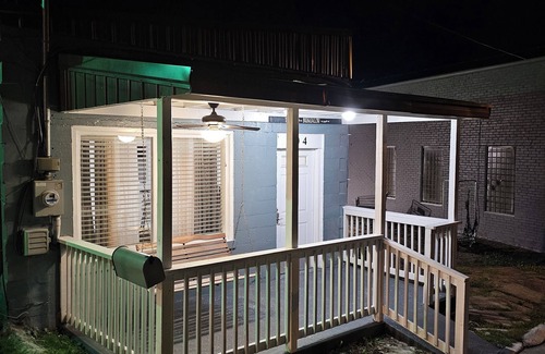 Logan House | Charming Bungalow 2 bedroom house in wonderful Logan with fitness room.