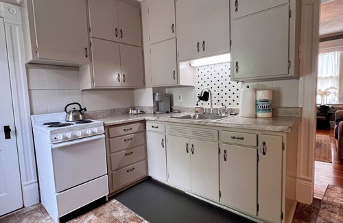 Mann House | Charming Bungalow Close to Downtown and University of Iowa Campus