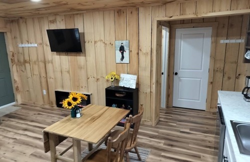 Black Fork House | Charming bungalow in marvelous Parsons with AC