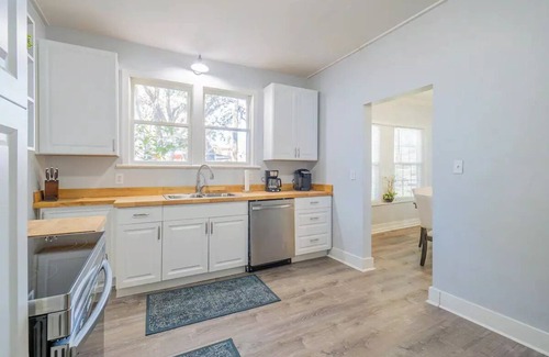 Lakeland House | Charming Bungalow Steps Away From Medical Rownn