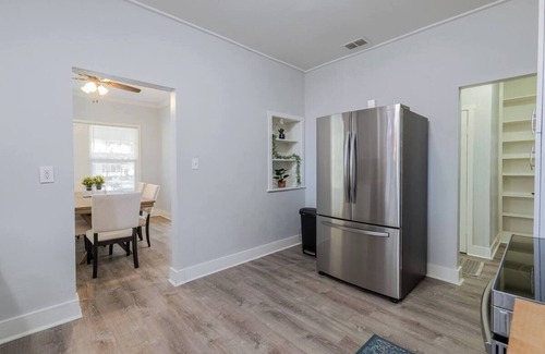 Lakeland House | Charming Bungalow Steps Away From Medical Rownn