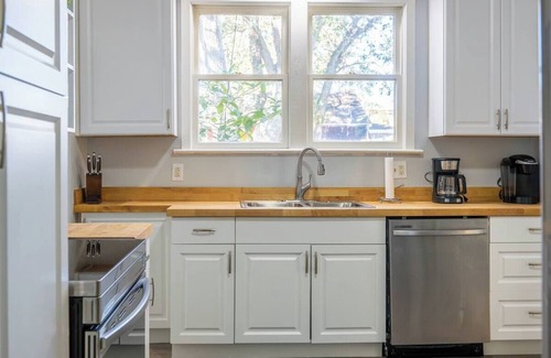 Lakeland House | Charming Bungalow Steps Away From Medical Rownn