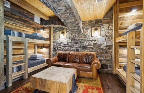 Franklin Apartment | Charming Bunkhouse at Dark Horse Estate