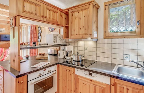 Champagny-en-Vanoise Ski Chalet | Charming Chalet in Champagny-en-Vanoise - 10 People, 100m² with Stunning Mountain Views